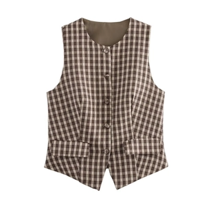 Dettaglio in piano di un gilet senza maniche a quadri marroni vintage con cinque bottoni