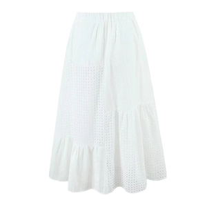 Gonna midi bianca ricamata con dettagli in pizzo e vita elastica su sfondo bianco