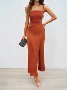 Détail de la fente haute et de la taille plissée sur la robe d'été en satin