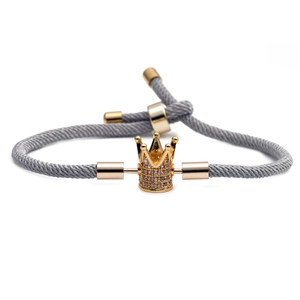 Bracelet ajustable en corde grise avec breloque couronne dorée et micro-pavé de zircons