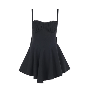 Détail de robe courte noire avec bustier plissé et silhouette évasée à taille haute