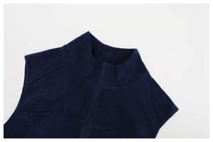 Détail de la veste en polaire bleu foncé avec fermeture éclair de qualité et tissu chaud