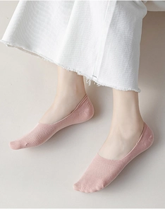 Gros plan sur chaussettes invisibles roses en maille respirante avec talon en silicone