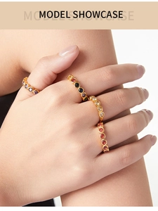 Primo piano di una modella che indossa anelli placcati oro 18K con zirconi colorati