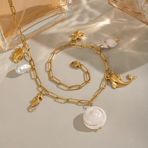 Détail du collier en acier inoxydable 18K avec pendentifs étoile de mer et perles