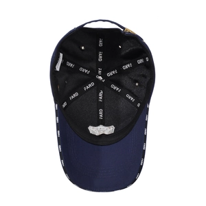 Vue intérieure d'une casquette de baseball bleu marine avec broderie et boucle métallique