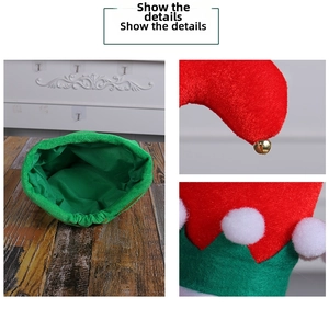 Détail du tissu à rayures rouges et vertes avec clochettes dorées et pompons en peluche