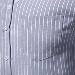 Camicia da uomo slim fit in cotone lino a righe con collo alla coreana e taschino