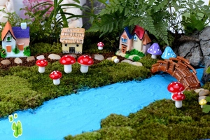 Kit giardino fatato in miniatura con funghi colorati, casette e un ponte di legno