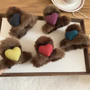 Lot de cinq pinces à cheveux en peluche marron avec des motifs de cœurs colorés