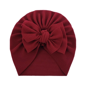 Gorro de turbante para bebé en color granate con textura gofrada y gran lazo