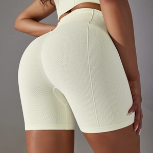 Vue détaillée du dos d'un short de yoga sans couture avec texture en tricot gaufré