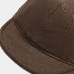 Dettaglio ravvicinato del tessuto a spina di pesce marrone scuro e cuciture del cappello