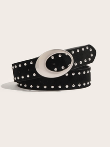 Détail d'une ceinture en daim noir avec boucle ovale argentée et petits clous
