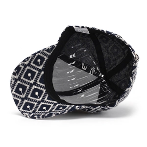 Detalle del forro interior y etiqueta de material de la gorra bordada azul marino