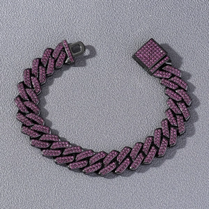 Vue détaillée du bracelet gourmette en métal noir serti de strass roses brillants