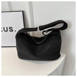 Détail du sac à main noir orné de strass avec bandoulière large et texture mate