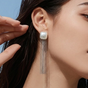 Elegante lange Fransenohrringe mit weißer quadratischer Perle und silbernen Quastenketten