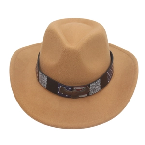 Detail eines Westernfilzhutes mit US-Flaggenband und Vintage-Adler-Metallemblem-Akzent