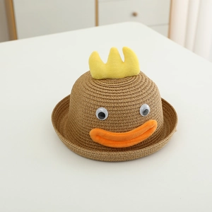 Détail du chapeau de paille pour enfant avec canard mignon et couronne jaune peluche