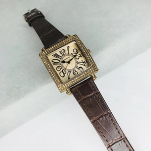 Reloj cuadrado elegante para mujer con caja dorada de diamantes y correa de cuero marrón