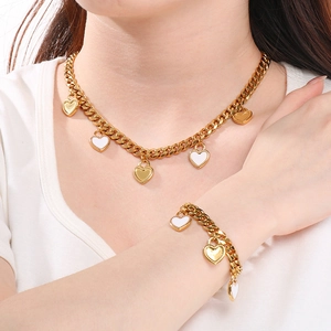 Ensemble collier et bracelet gourmette plaqué or 18 carats avec pendentifs cœurs blancs