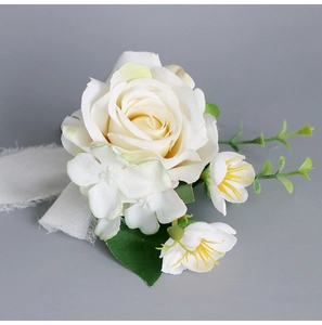Vue détaillée d'une élégante boutonnière rose blanche en soie avec ruban pour mariage