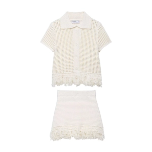 Ensemble tricot deux pièces blanc pour femme avec haut à col, ourlet à franges et jupe assortie