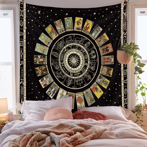 Detail eines Tarot- und Sternzeichen-Wandteppichs mit goldenen Mustern im Schlafzimmer
