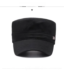 Vue de face de la casquette militaire noire avec surpiqûres et plaque métallique