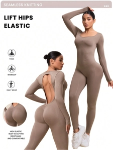 Detail eines nahtlosen Yoga-Jumpsuits mit offenem Rücken und formender Hebelinie