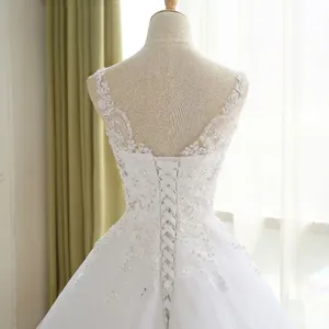 Vue arrière d'une robe de mariée en dentelle blanche avec décolleté en V et laçage