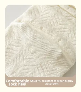Détail du talon de chaussette en coton blanc montrant la maille ajourée et le talon renforcé