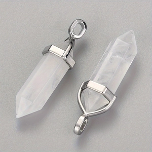 Macro-opname van zeshoekige natuurlijke kwarts hangers met zilveren metalen bails