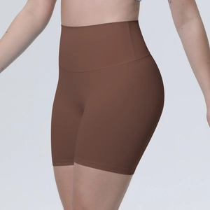Gros plan détaillé du short de yoga marron café sans couture à taille haute gainante