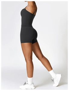 Détail de l'ensemble de yoga noir montrant le tissu mat élastique et le débardeur ajusté