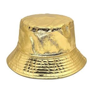 Vue détaillée du chapeau bob doré métallisé avec bord surpiqué et texture brillante plissée
