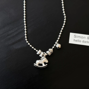 Collier minimaliste en argent avec pendentif cheval à bascule et perles lisses