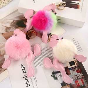 Pudel-Schlüsselanhänger-Set mit rosa und weißen Kunstfell-Pompons und goldenem Verschluss