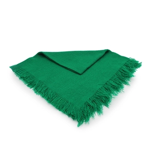 Fazzoletto da testa in maglia verde per donne anziane con nappe su sfondo bianco