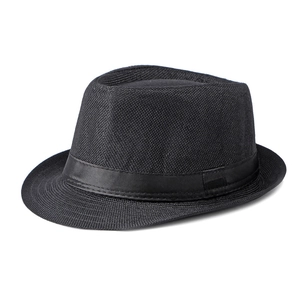 Détail de la texture tissée et du ruban de satin noir sur ce chapeau fedora classique
