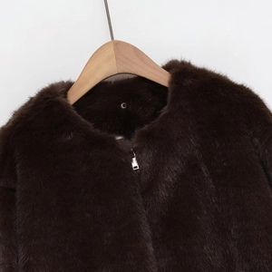 Braune Kunstpelzjacke mit Kapuze und Reißverschluss an einem Holzkleiderbügel