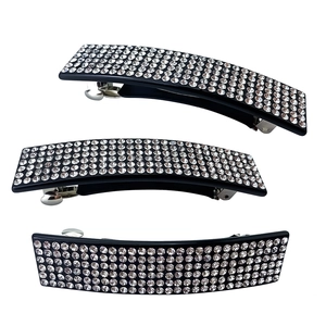 Dettaglio di fermagli per capelli in acetato con file multiple di strass brillanti