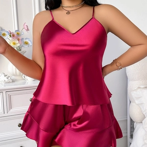 Set pigiama da donna in raso a due pezzi con canotta e pantaloncini a balze rosa bacca