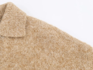 Dettaglio del colletto polo color cammello con morbida maglia spazzolata e finitura mohair