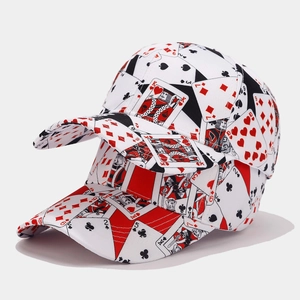 Dettaglio cappellino da baseball con doppia visiera e stampe vintage di carte da gioco