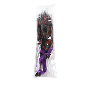 Balai de sorcière d'Halloween avec tulle noir, motifs flammes rouges et nœud violet