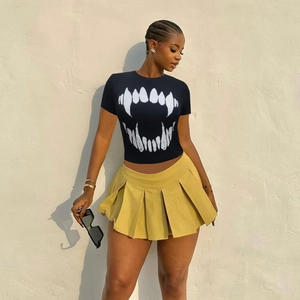 Détail d'un crop top noir avec imprimé crocs blancs et col rond pour un style urbain