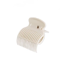 Détail d'une pince à bigoudis blanche professionnelle avec conception de peigne thermique