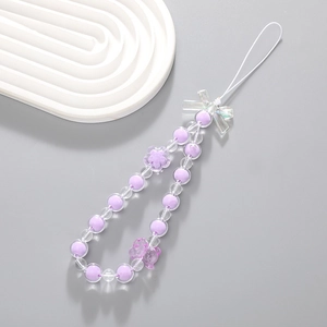 Dettaglio del cinturino per cellulare con perline viola trasparenti e ciondolo a fiore